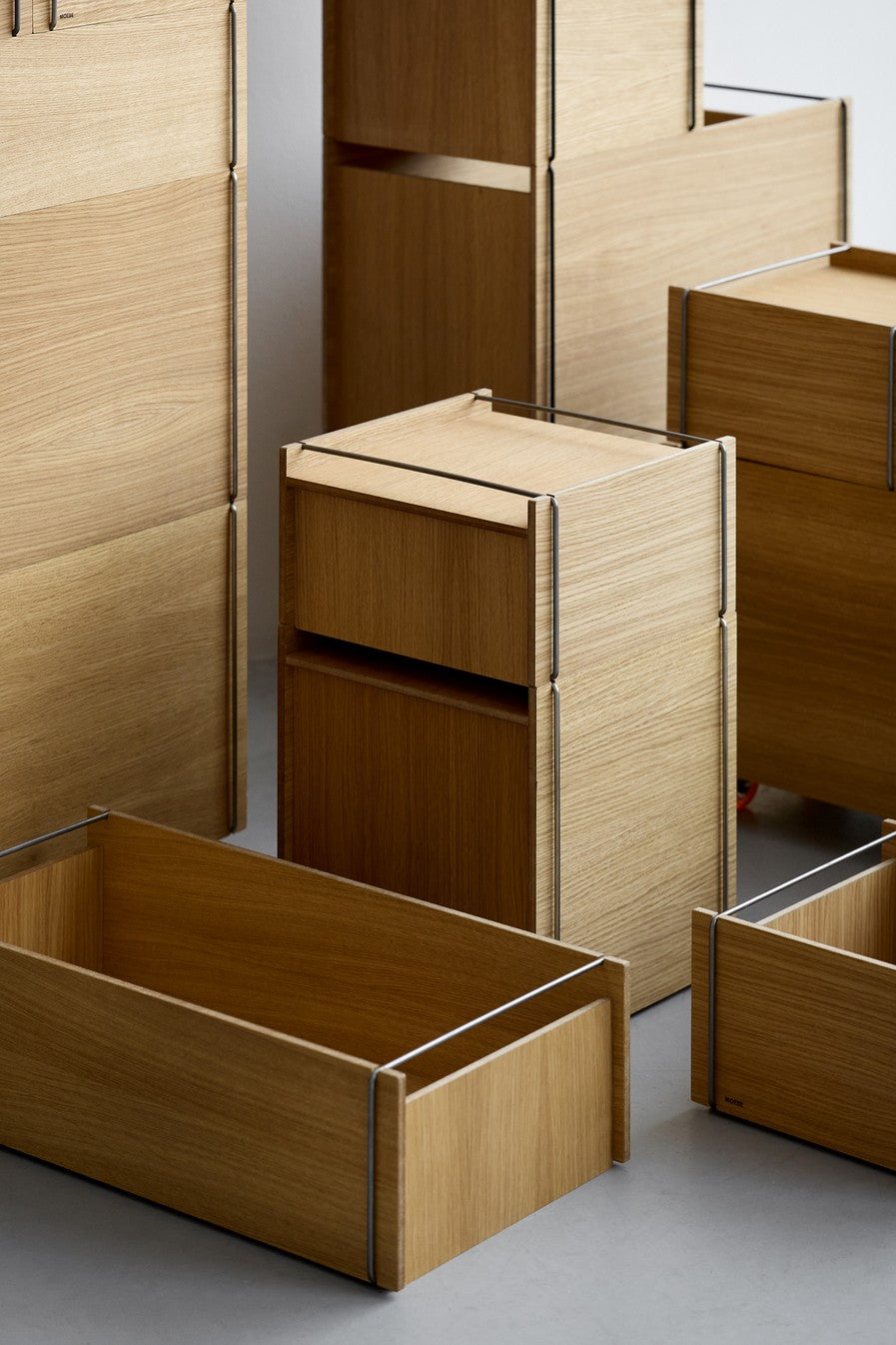 MOEBE Storage Box System med kasser i træ i flere størrelser.