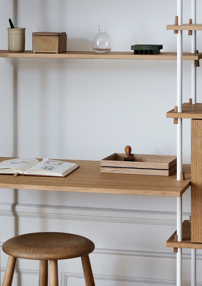 MOEBE Organise ved en arbejdsplads i MOEBE Shelving System.
